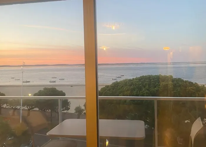 Claire Front De Superbe Vue Bassin